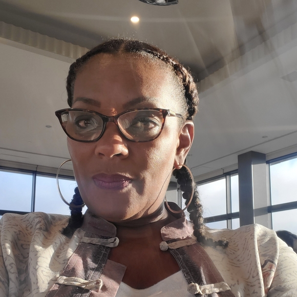 Meet your Posher, Andrea - Picture 2 of 4